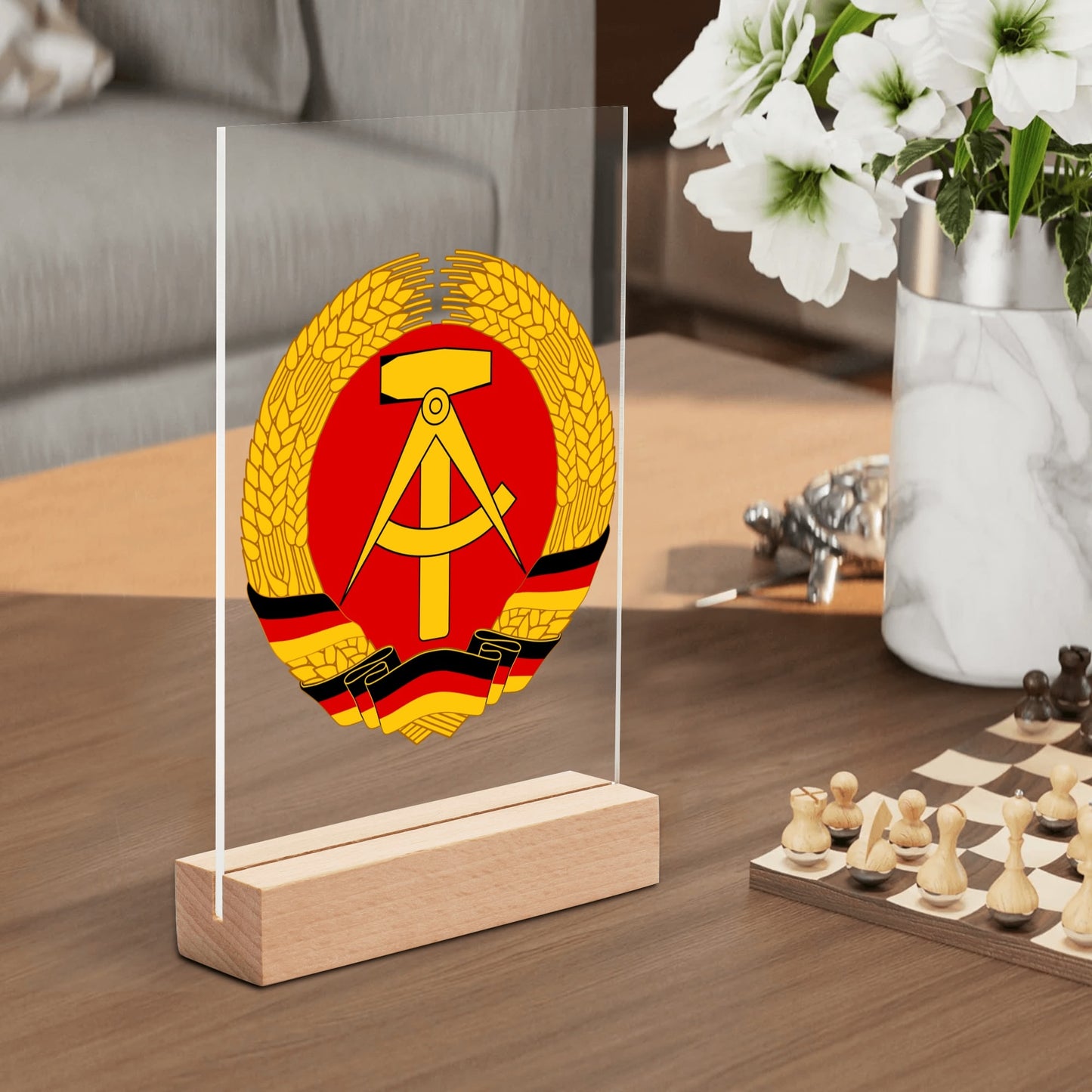 DDR Tischaufsteller Acryl mit Holzsockel