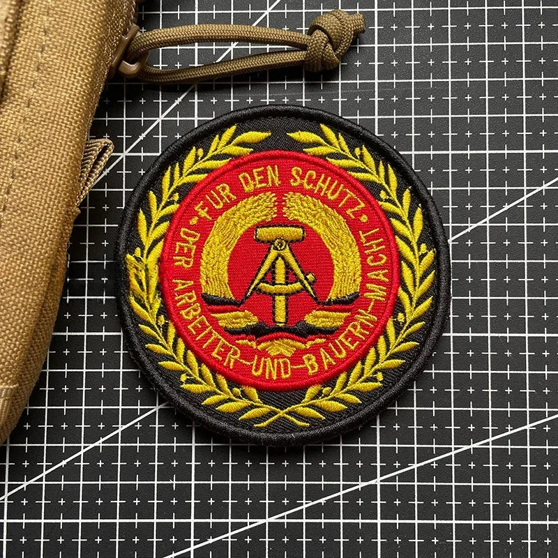 DDR Aufnäher Für den Schutz der Arbeiter- und Bauern-Macht