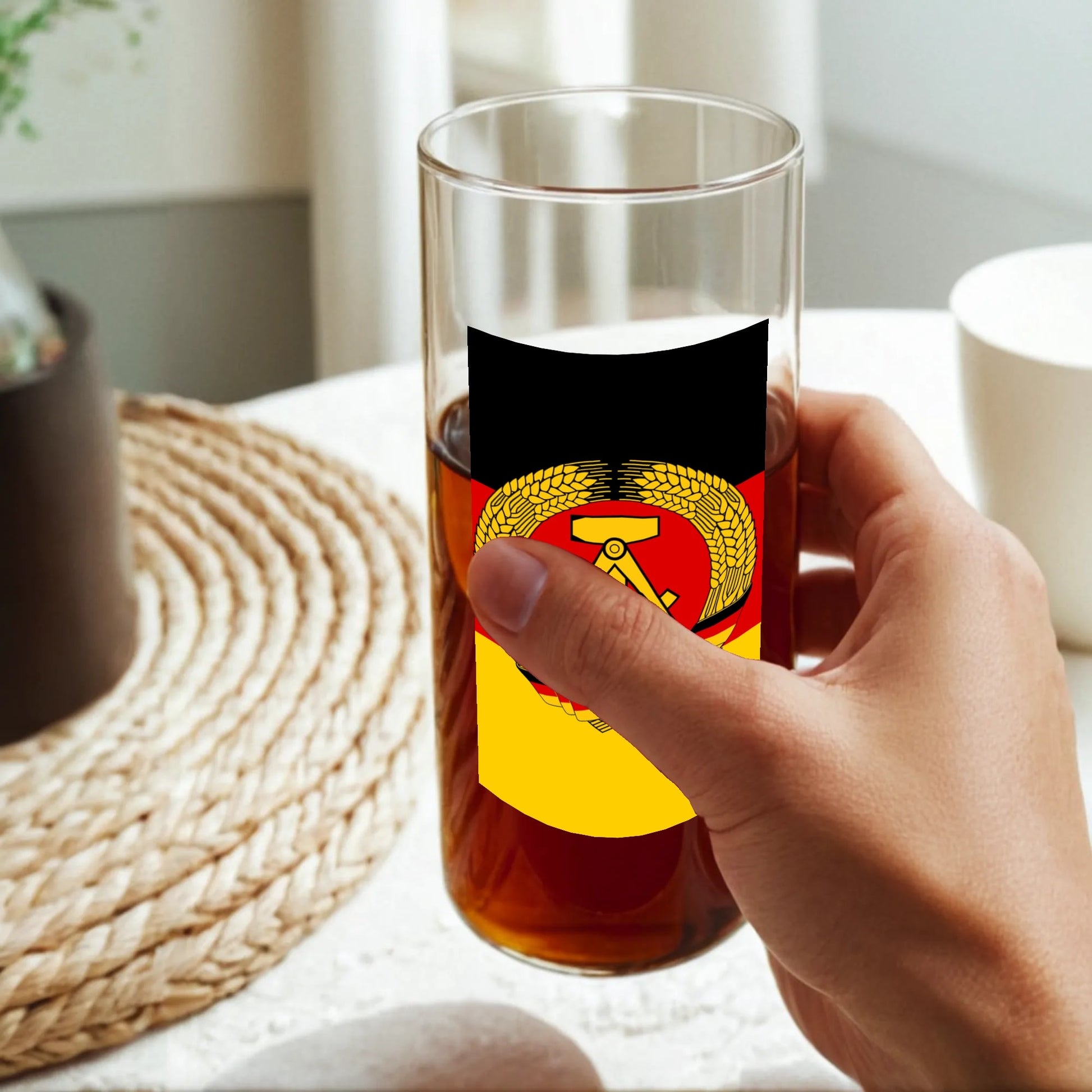 DDR-Glas mit Staatswappen