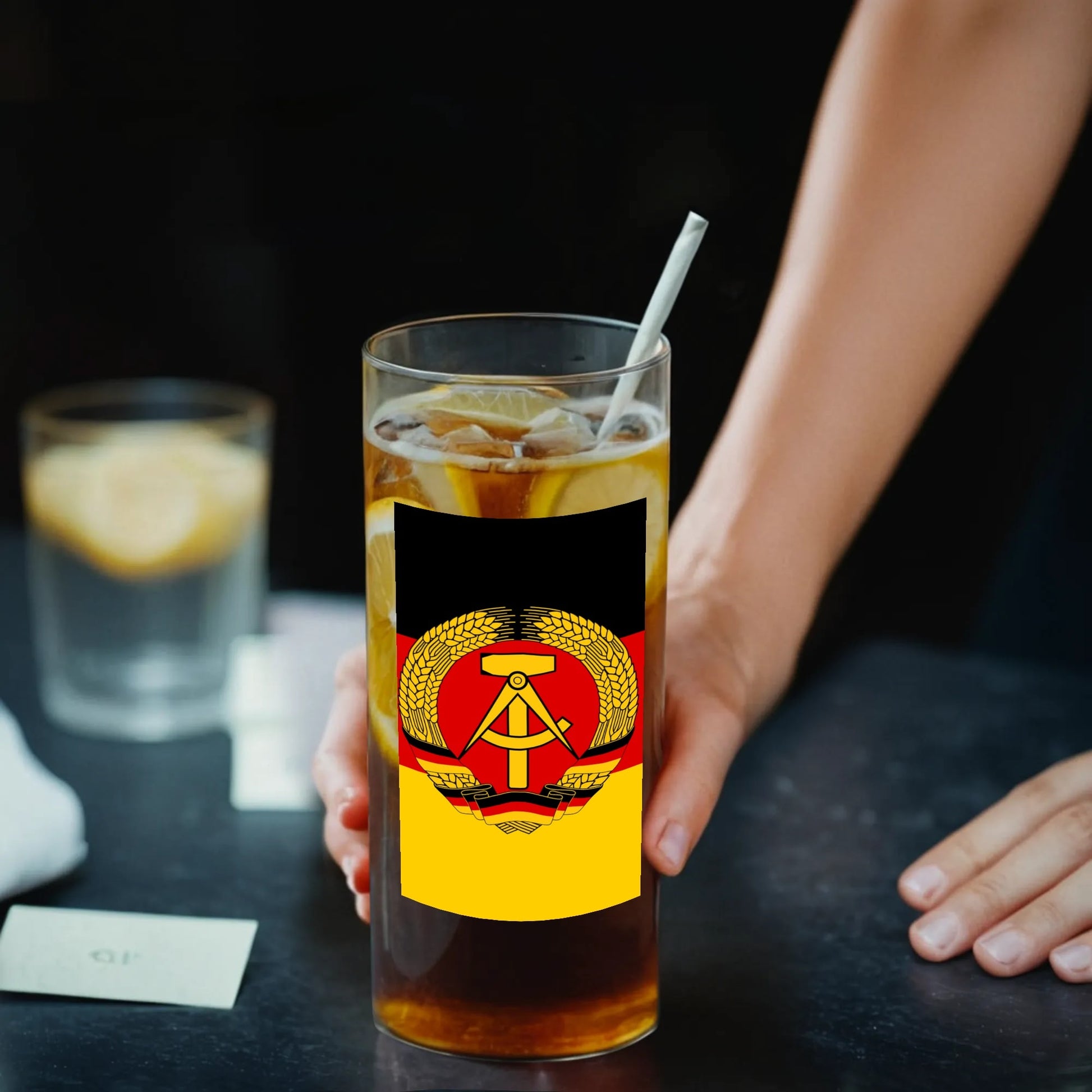 DDR-Glas mit Staatswappen