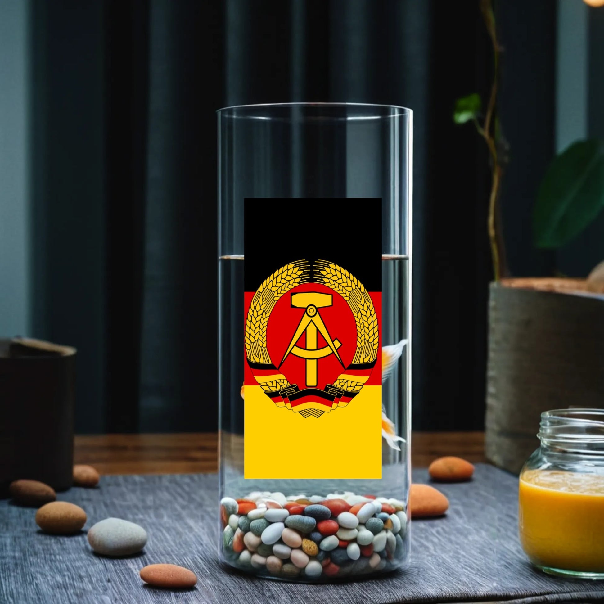 DDR-Glas mit Staatswappen