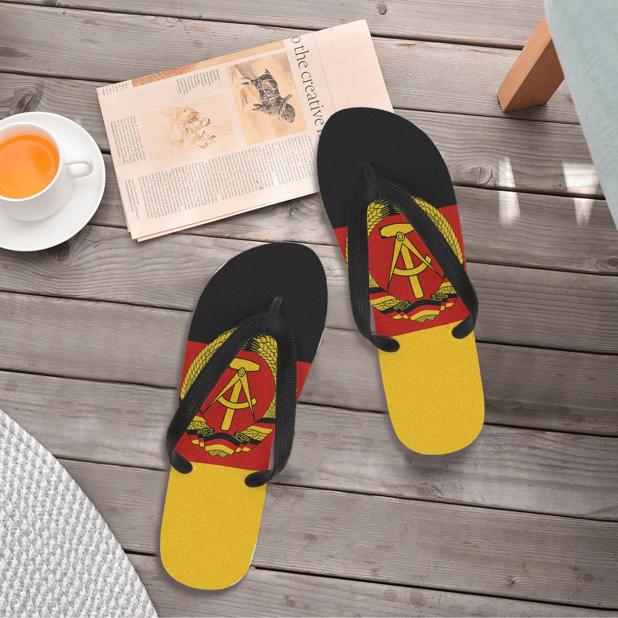 DDR Flipflops – Kultige Badeschlappen mit Flagge & Staatswappen