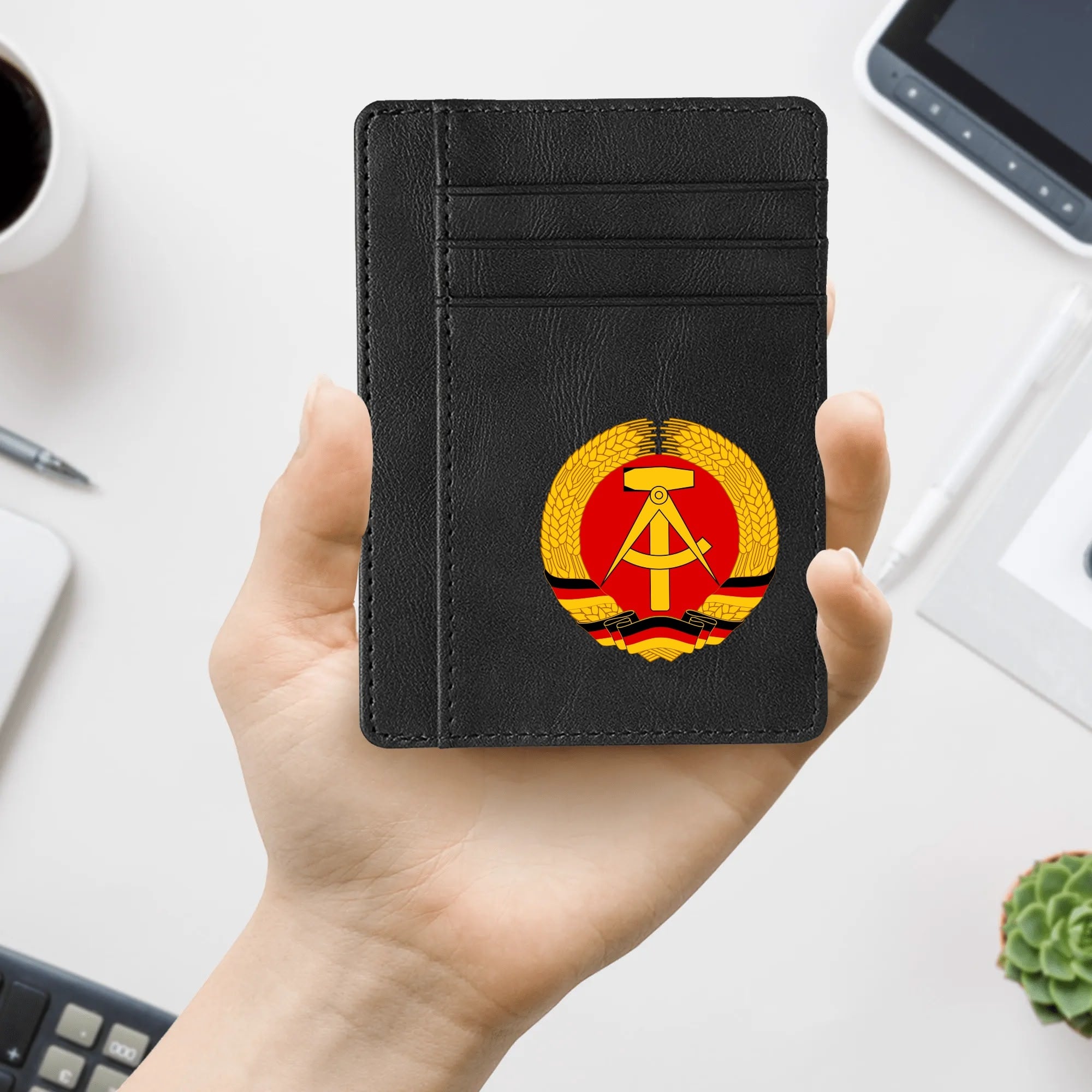 Kartenetui mit DDR-Wappen – Minimalismus trifft Haltung