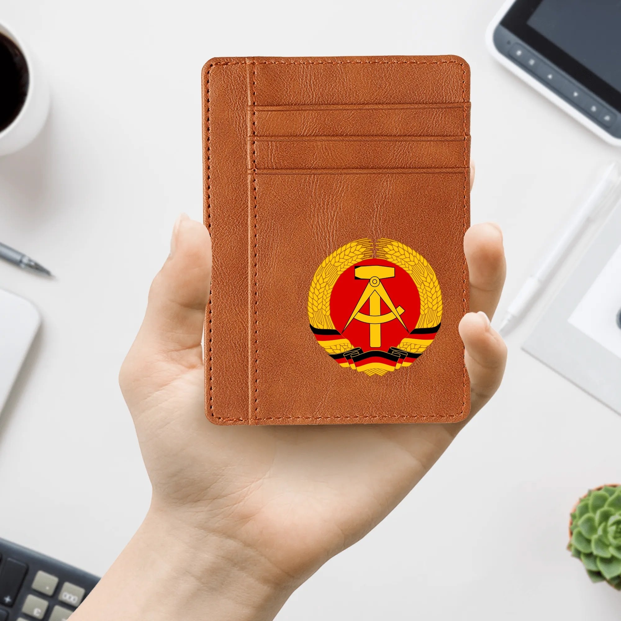 Kartenetui mit DDR-Wappen – Minimalismus trifft Haltung
