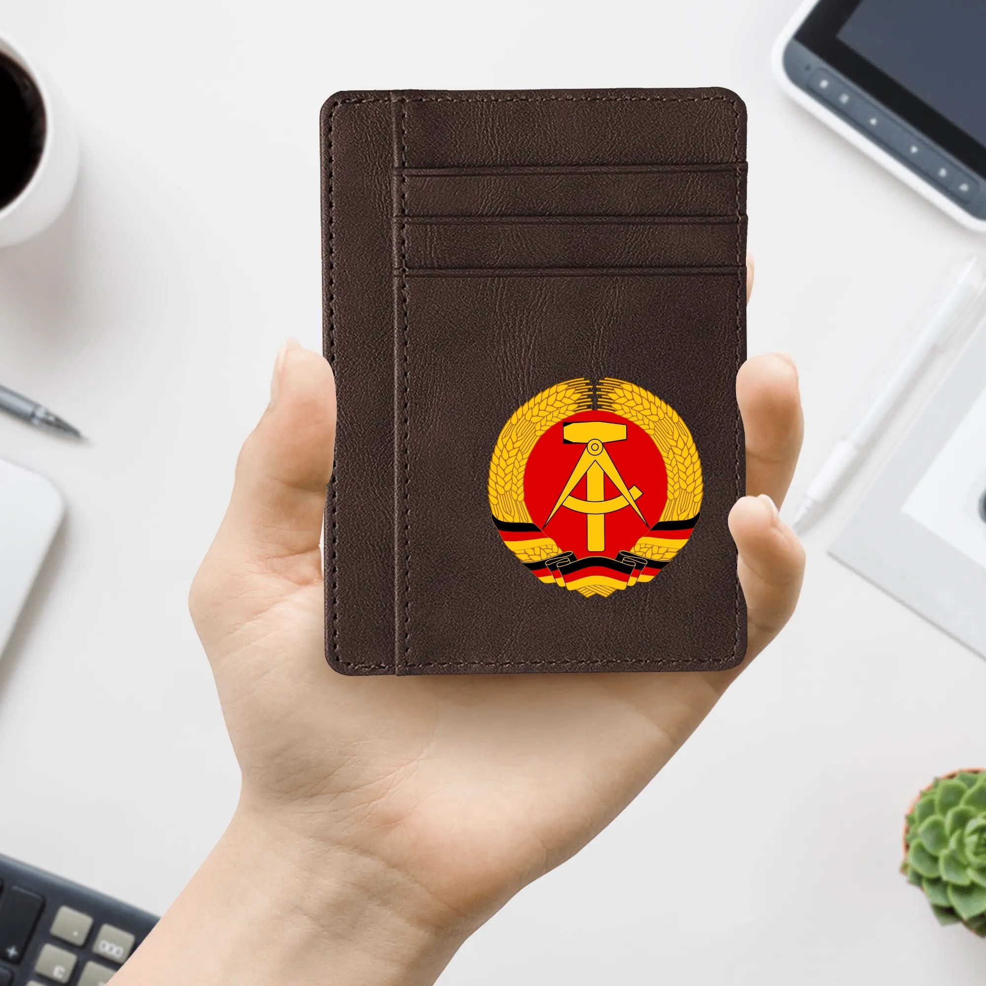 Kartenetui mit DDR-Wappen – Minimalismus trifft Haltung