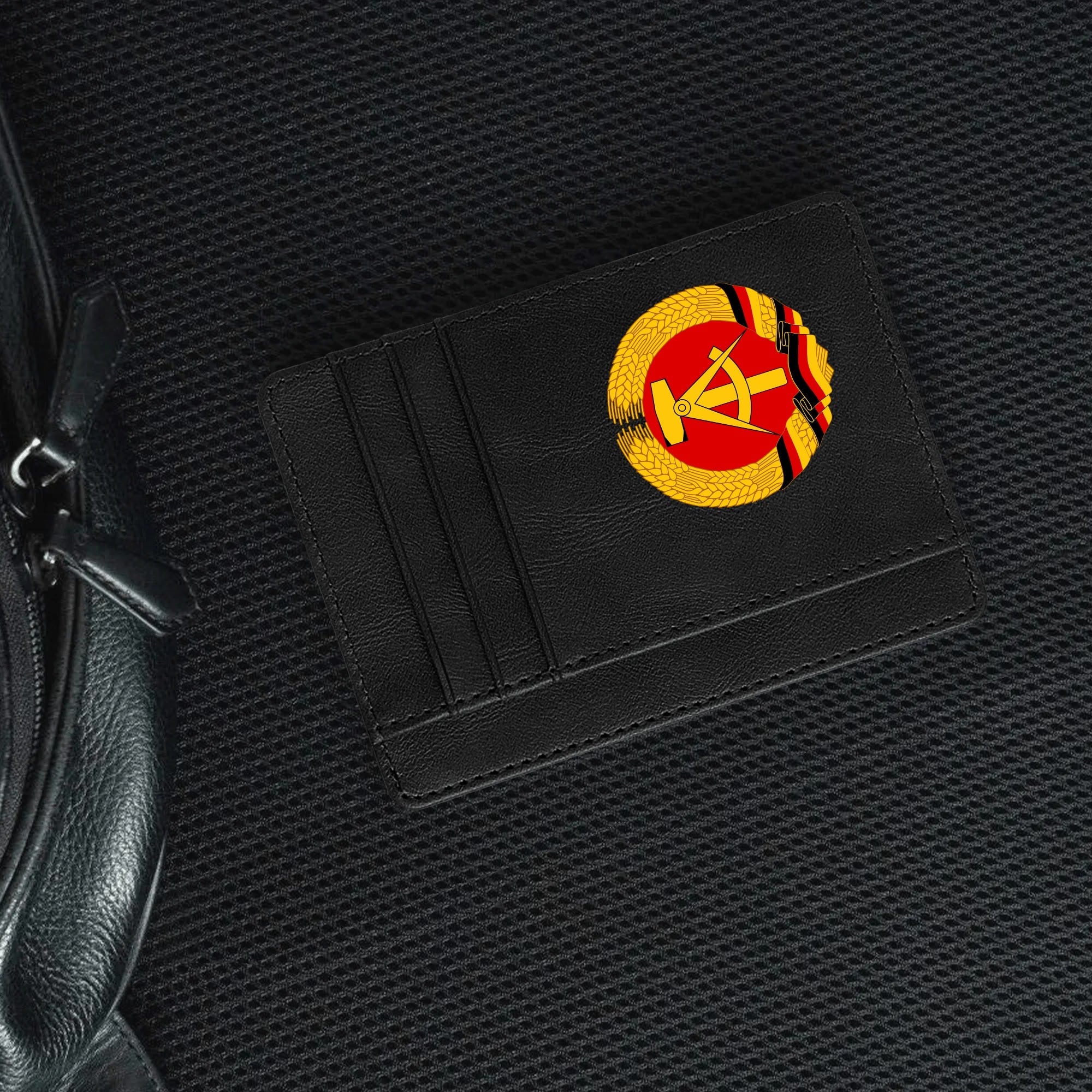 Kartenetui mit DDR-Wappen – Minimalismus trifft Haltung