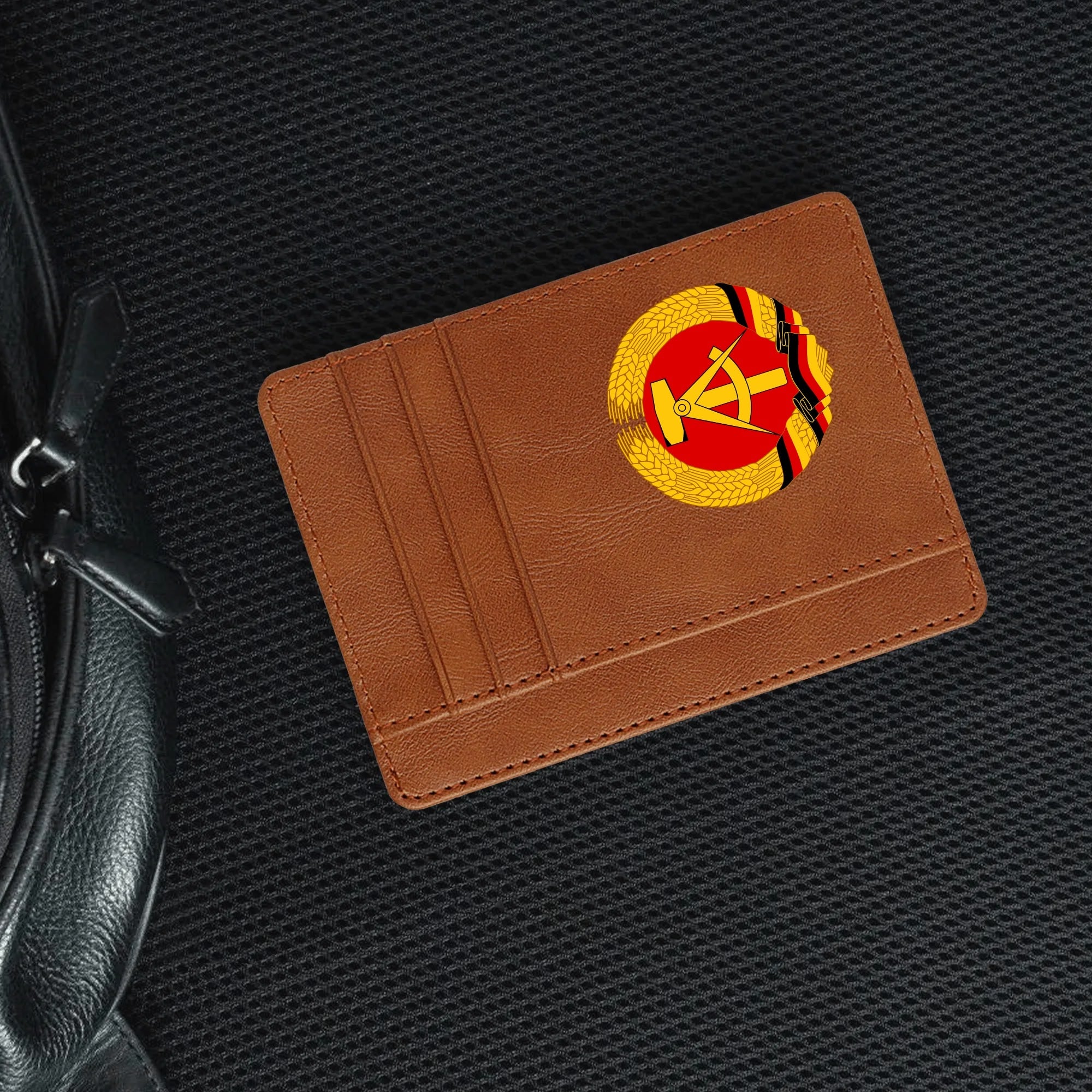 Kartenetui mit DDR-Wappen – Minimalismus trifft Haltung