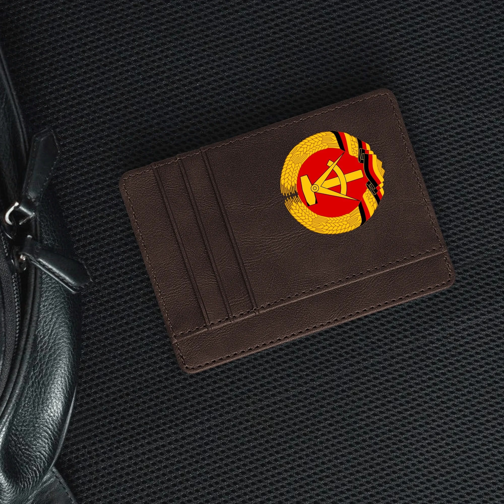 Kartenetui mit DDR-Wappen – Minimalismus trifft Haltung