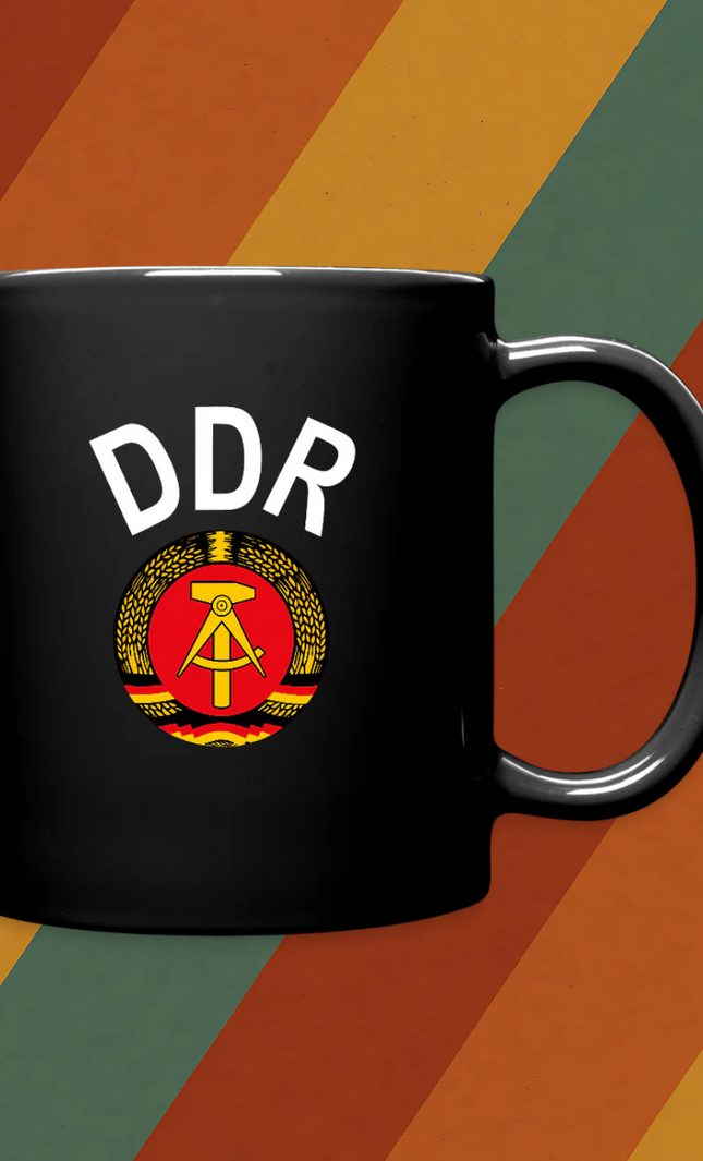 DDR Tasse mit Staatswappen und Schriftzug – Geschichte in der Hand