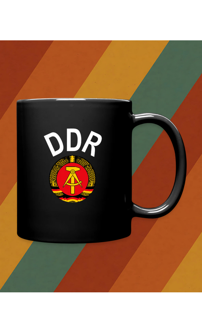 DDR Tasse mit Staatswappen und Schriftzug – Geschichte in der Hand