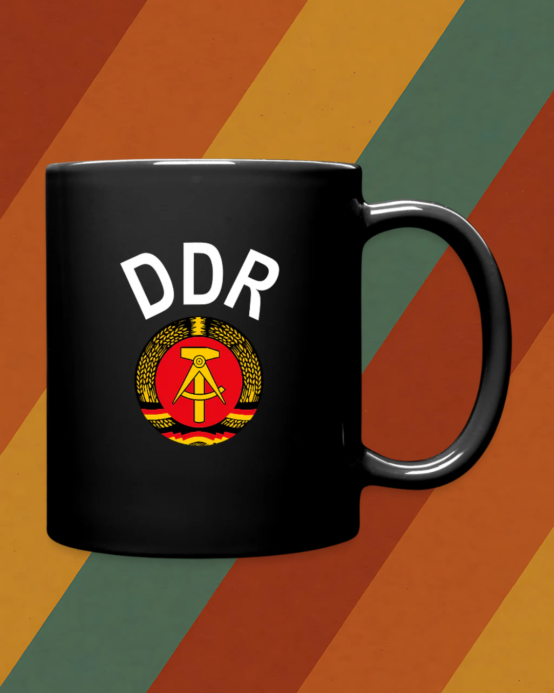 DDR Tasse mit Staatswappen und Schriftzug – Geschichte in der Hand