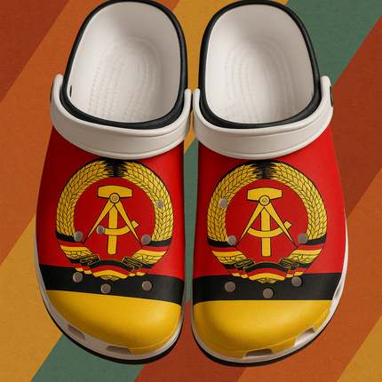 DDR Garten-Clogs schwarz mit Staatswappen Sommerlatschen