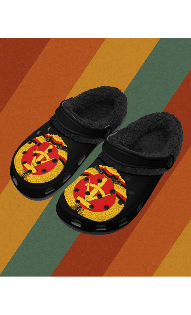 DDR Winterclogs gefüttert schwarz mit Wappen Gartenlatschen