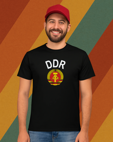 DDR Herren T-Shirt mit Staatswappen – Ostdeutscher Stolz auf Stoff