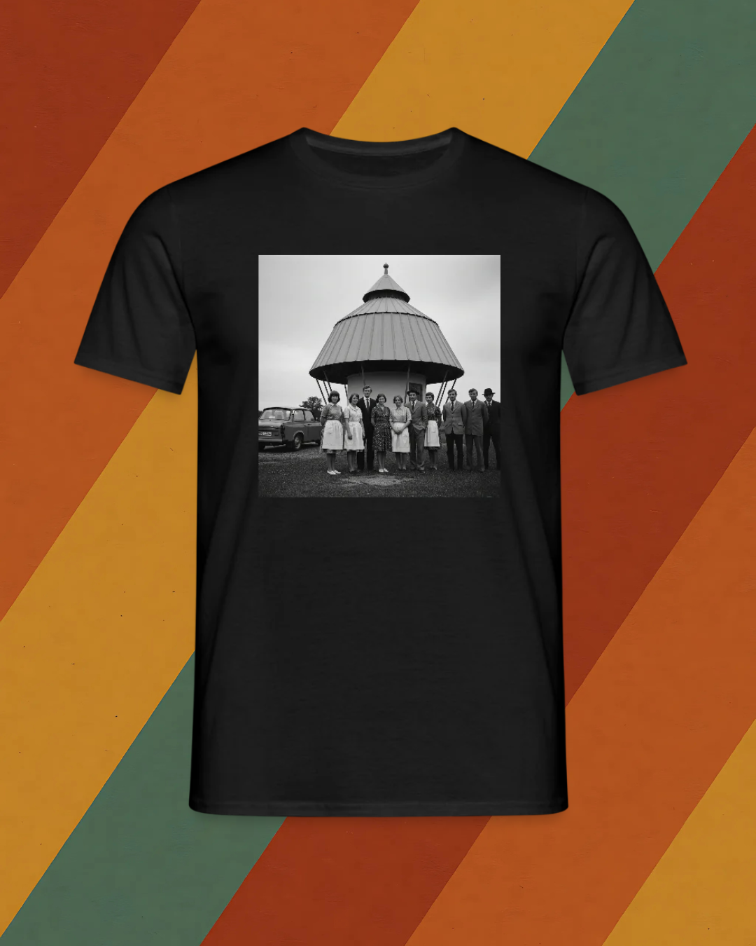 Männer T-DDR T-Shirt – Belegschaft vor Pilz-Kiosk in Schwarz-Weiß