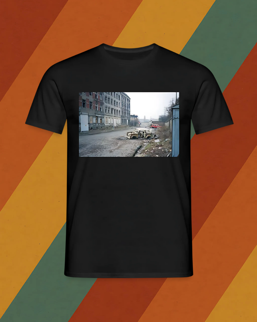 DDR T-Shirt – Verlassener Trabant in Ost-Berlin