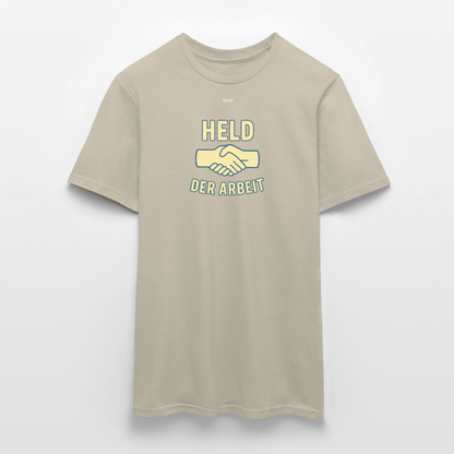 Held der Arbeit – DDR-Ehrentitel zum Anziehen (Unisex Shirt) - sand beige