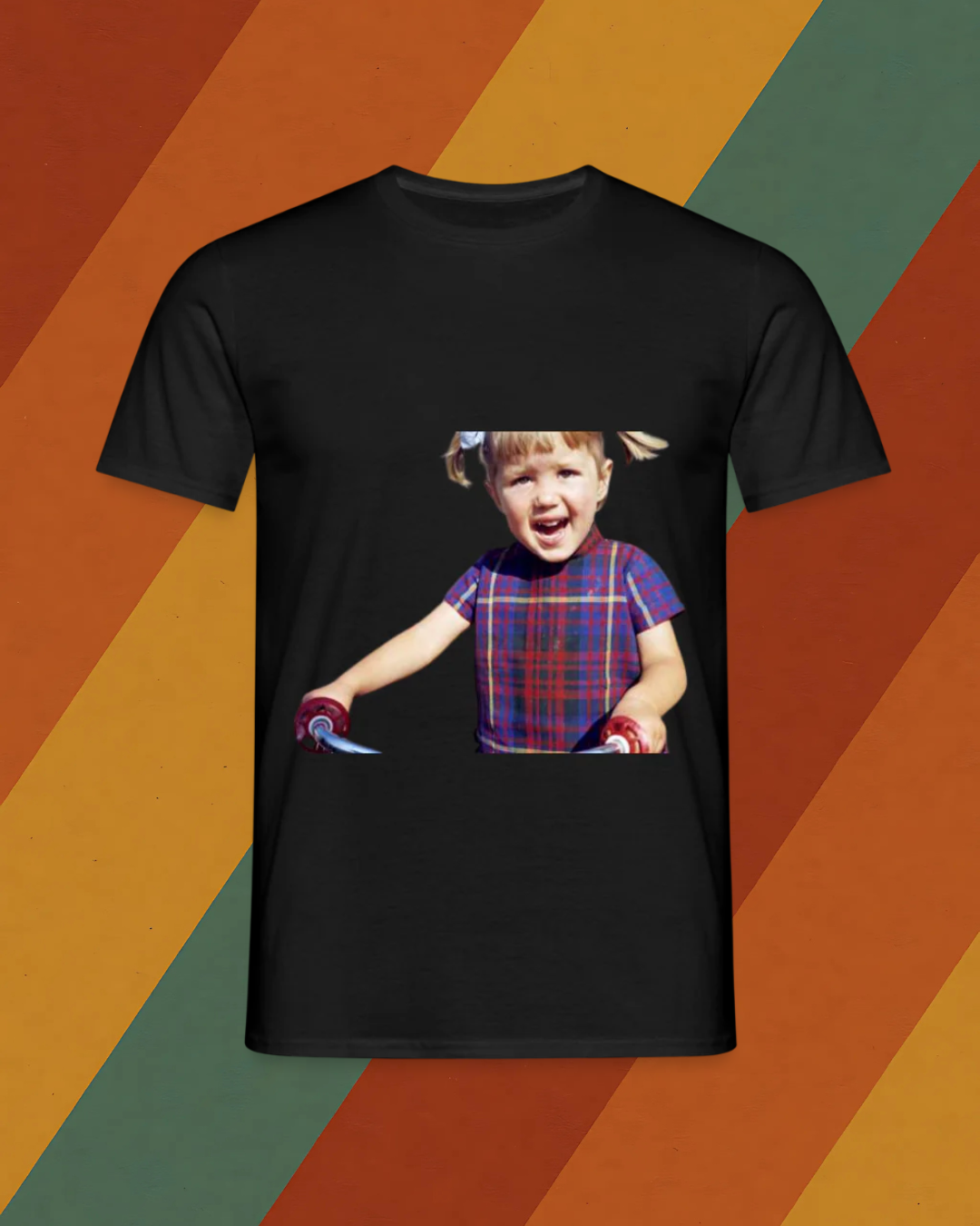 DDR T-Shirt – Mädchen mit Zöpfen auf dem Roller