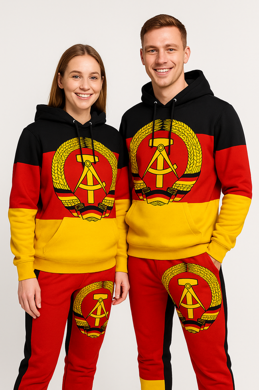 DDR Trainingsanzug – Komplett im DDR-Flaggen-Design (All-Over Print, Unisex)