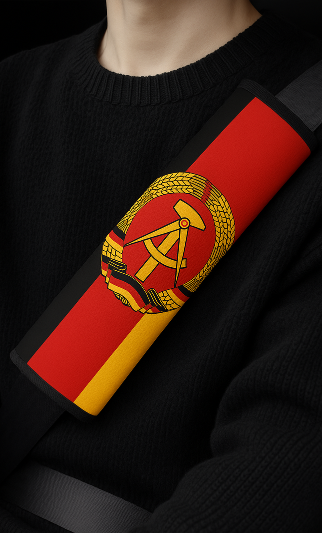 DDR Gurtpolster Auto mit Fahne