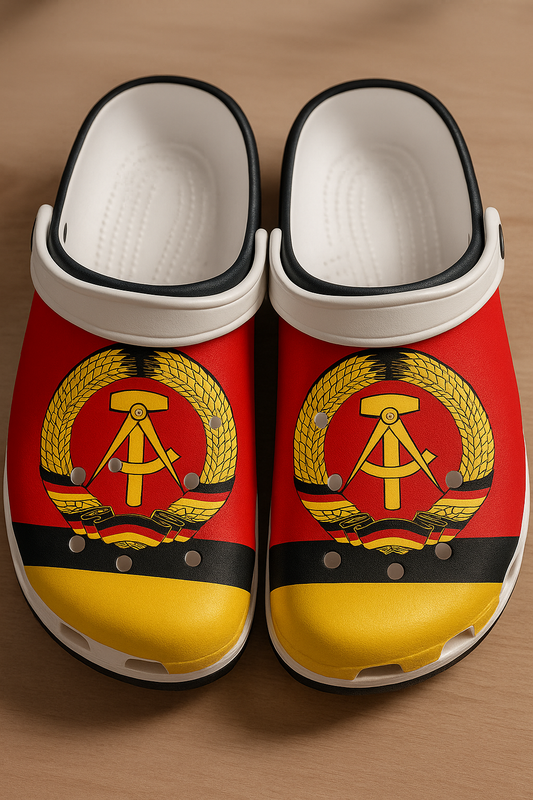 DDR Clogs mit Wappen – Bequem & Atmungsaktiv