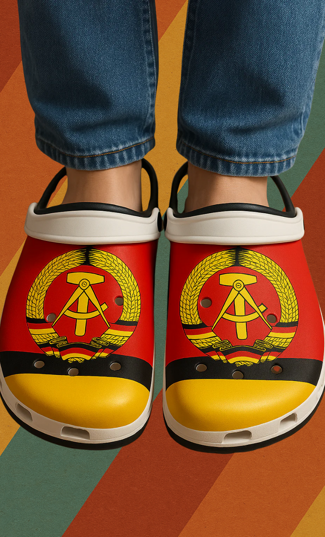 DDR Clogs mit Wappen – Bequem & Atmungsaktiv