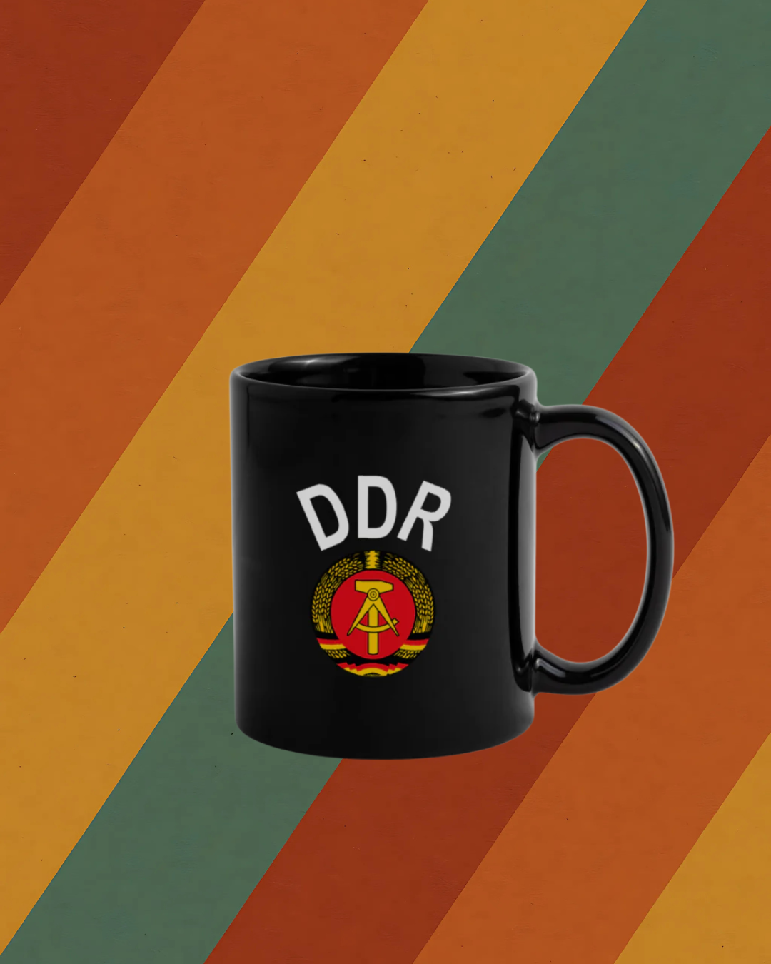 DDR Tasse mit Staatswappen und Schriftzug – Geschichte in der Hand