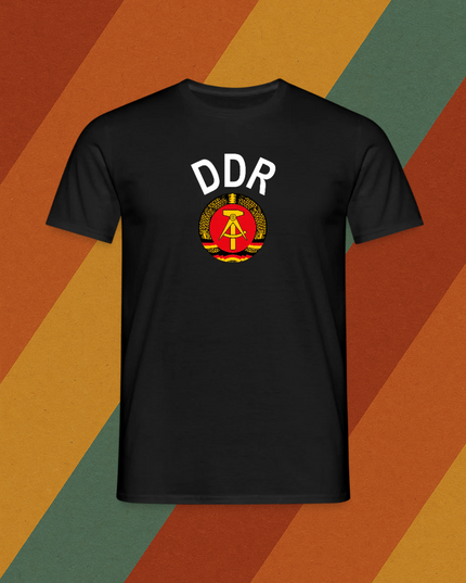 DDR Herren T-Shirt mit Staatswappen – Ostdeutscher Stolz auf Stoff