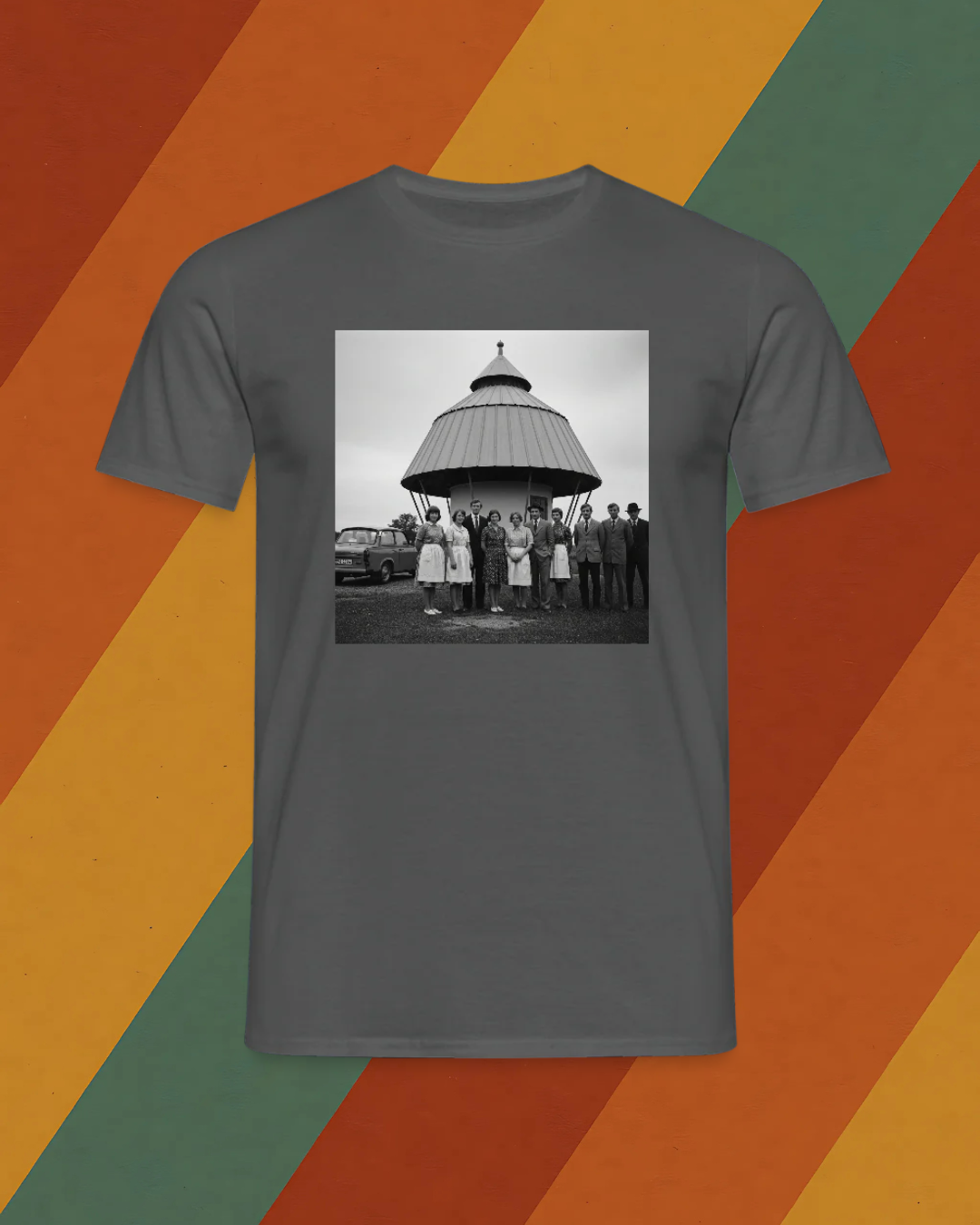 Männer T-DDR T-Shirt – Belegschaft vor Pilz-Kiosk in Schwarz-Weiß