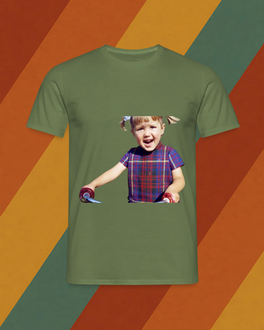 DDR T-Shirt – Mädchen mit Zöpfen auf dem Roller