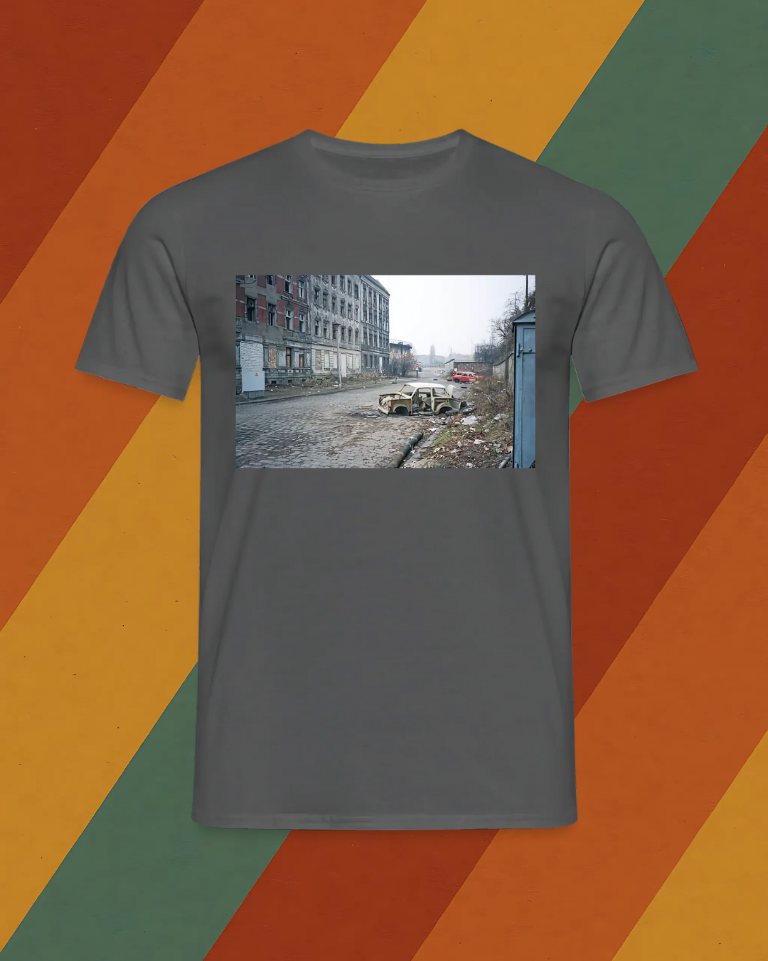 DDR T-Shirt – Verlassener Trabant in Ost-Berlin