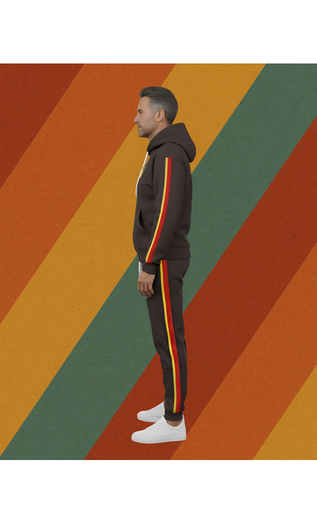 Mann trägt DDR Trainingsanzug ASV Vorwärts NVA Outfit