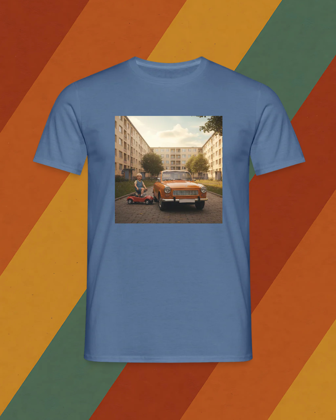 DDR T-Shirt – Junge mit Tretauto neben Trabi im Plattenbauhof