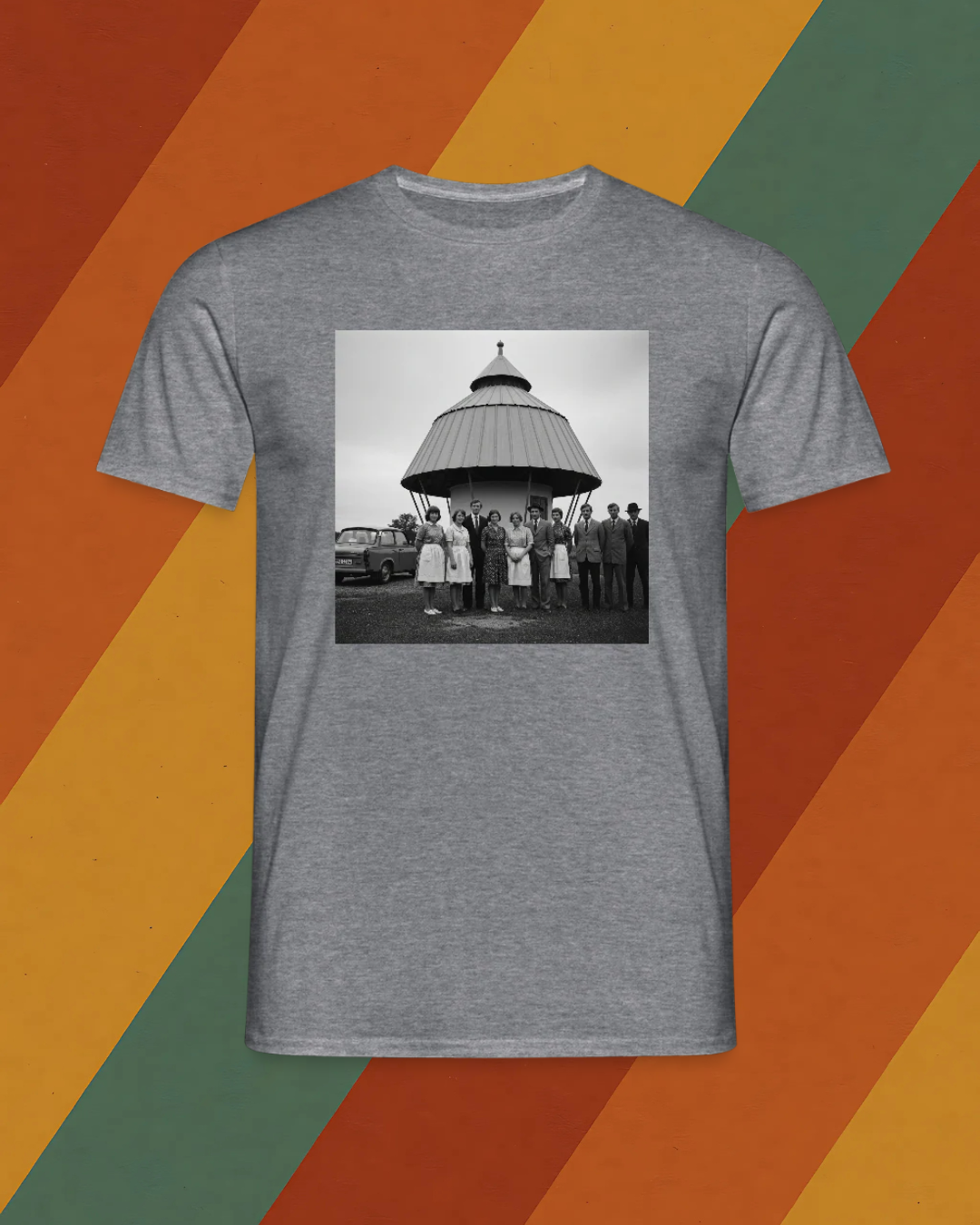 Männer T-DDR T-Shirt – Belegschaft vor Pilz-Kiosk in Schwarz-Weiß