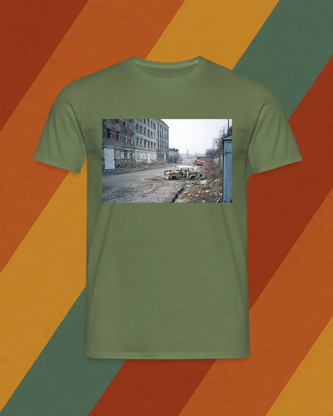 DDR T-Shirt – Verlassener Trabant in Ost-Berlin