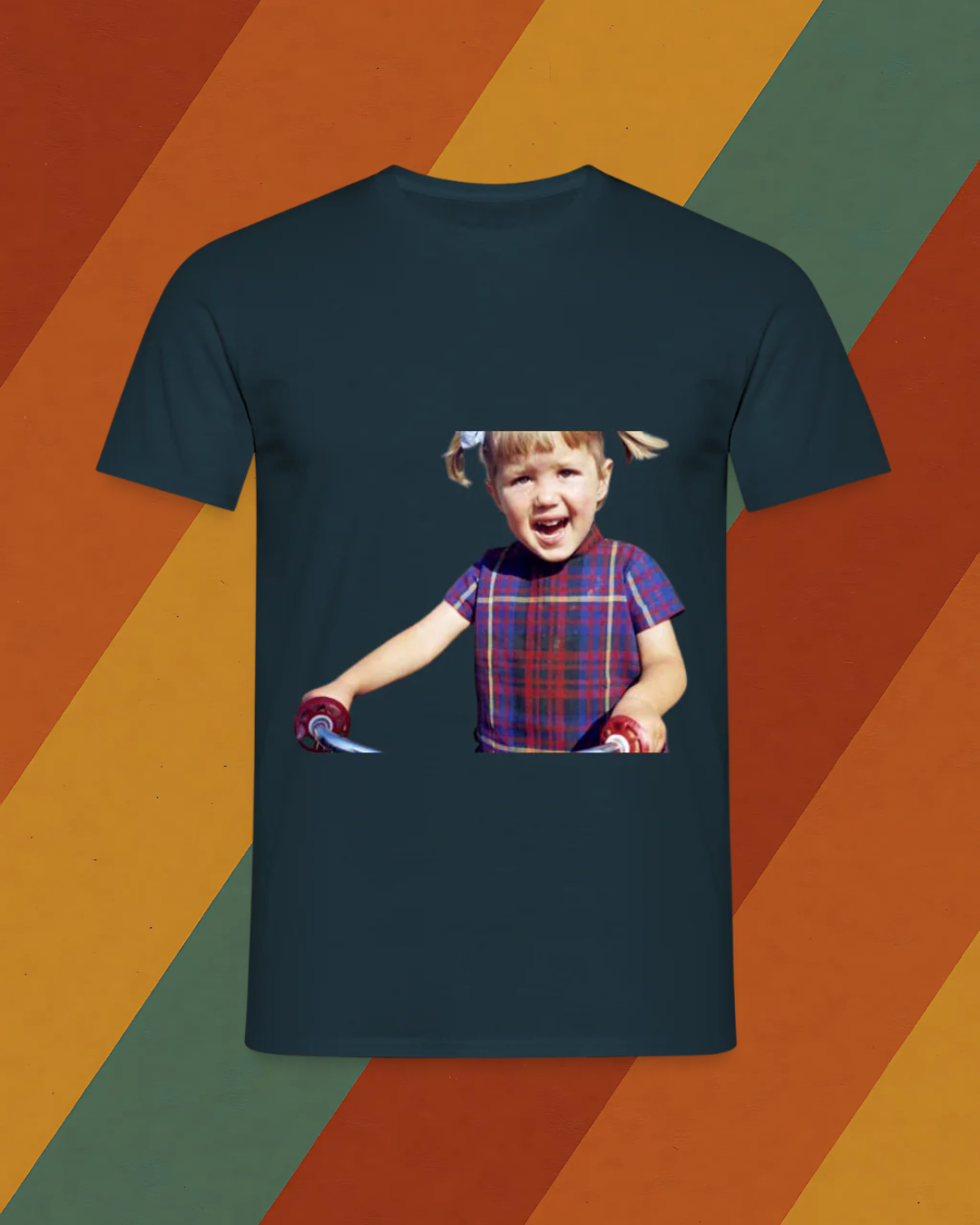 DDR T-Shirt – Mädchen mit Zöpfen auf dem Roller