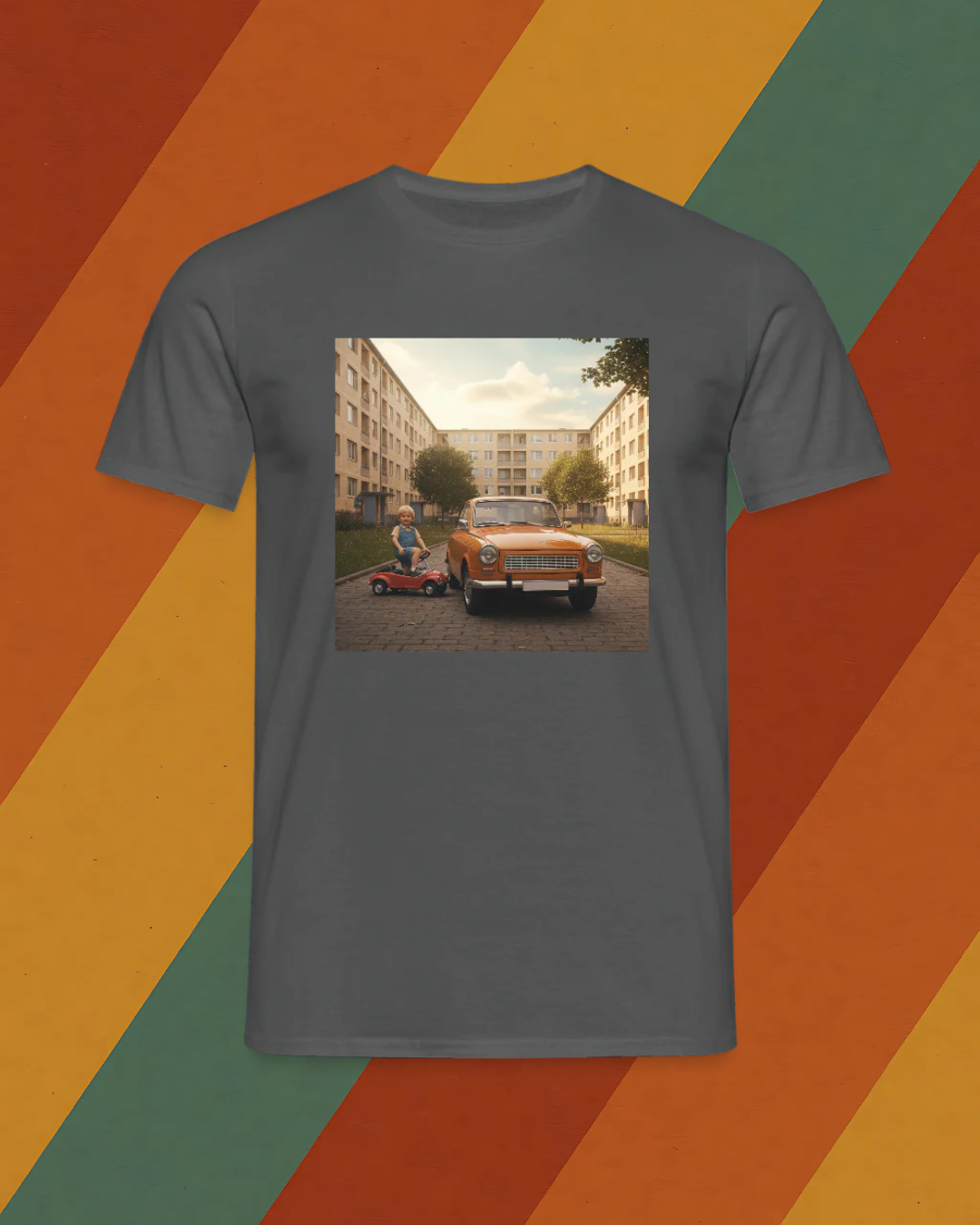 DDR T-Shirt – Junge mit Tretauto neben Trabi im Plattenbauhof