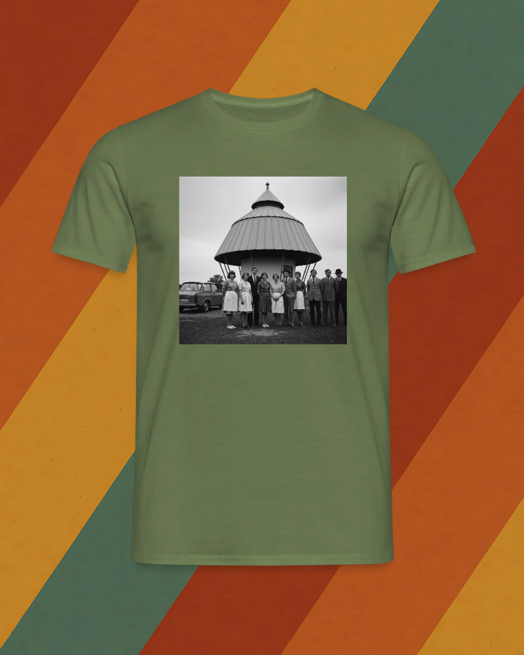 Männer T-DDR T-Shirt – Belegschaft vor Pilz-Kiosk in Schwarz-Weiß