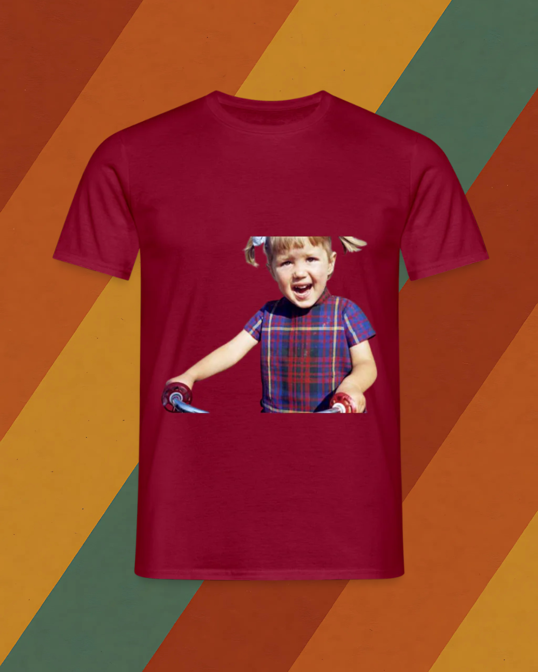 DDR T-Shirt – Mädchen mit Zöpfen auf dem Roller