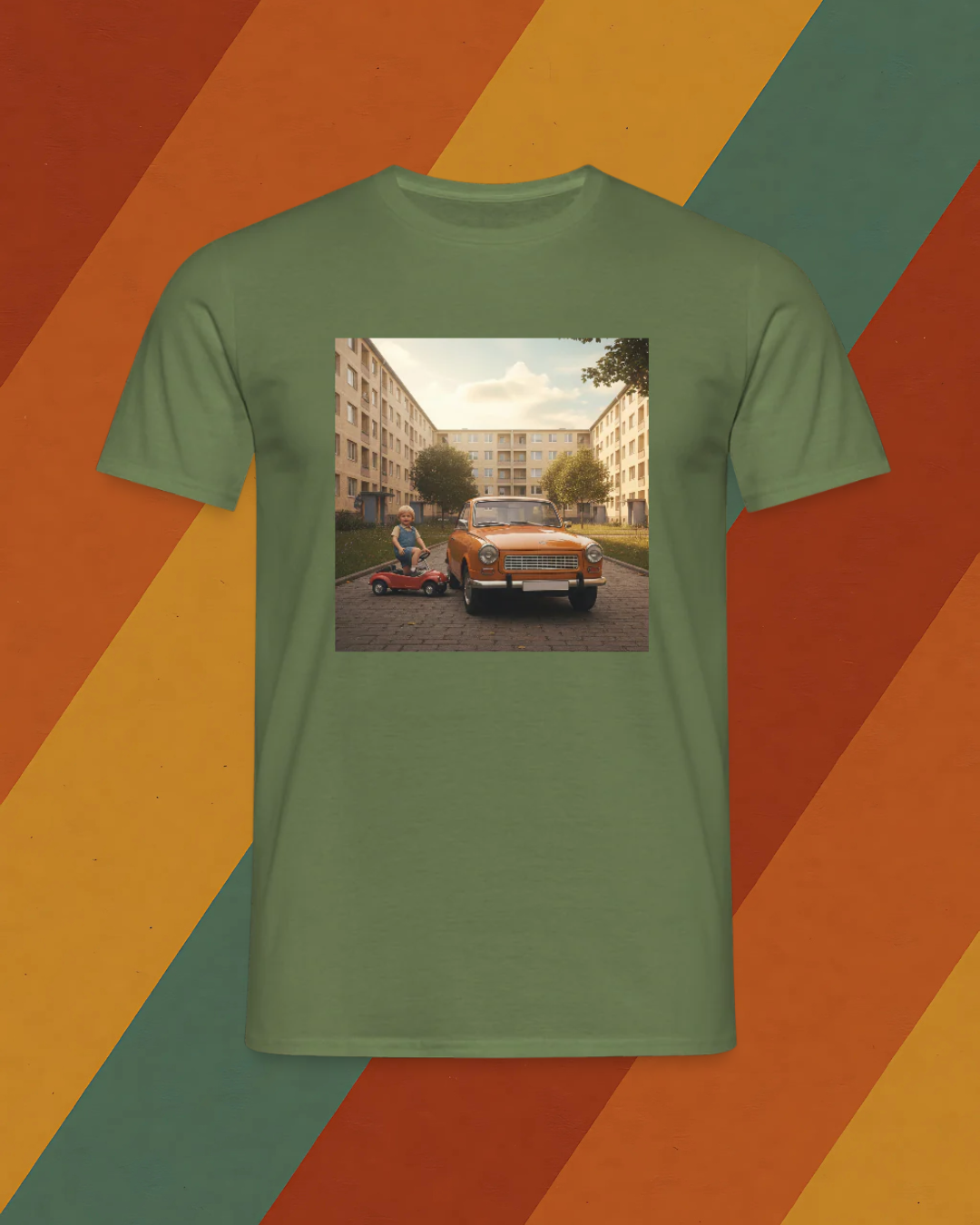 DDR T-Shirt – Junge mit Tretauto neben Trabi im Plattenbauhof