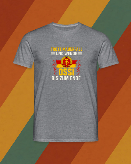 Mann trägt Ossi T-Shirt Ostdeutschland Stolz