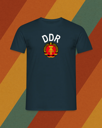 DDR Herren T-Shirt mit Staatswappen – Ostdeutscher Stolz auf Stoff