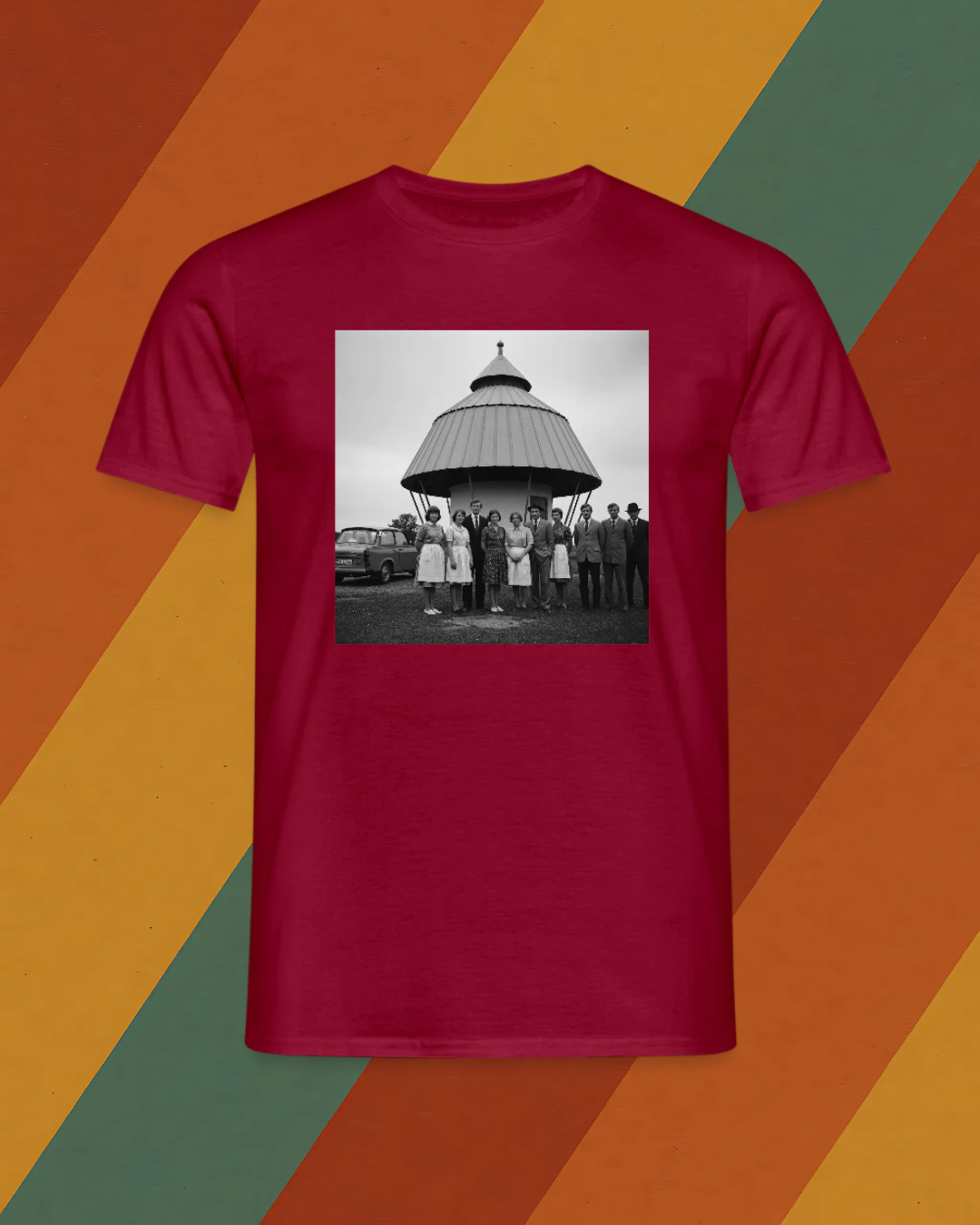 Männer T-DDR T-Shirt – Belegschaft vor Pilz-Kiosk in Schwarz-Weiß