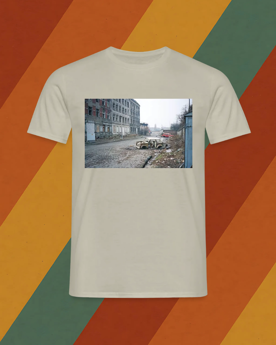 DDR T-Shirt – Verlassener Trabant in Ost-Berlin