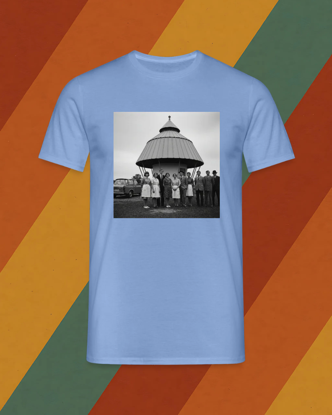 Männer T-DDR T-Shirt – Belegschaft vor Pilz-Kiosk in Schwarz-Weiß
