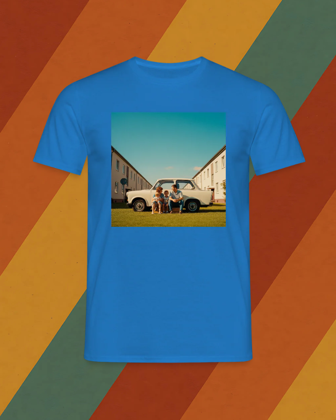DDR T-Shirt – Familie vor weißem Trabi im Reihenhausviertel