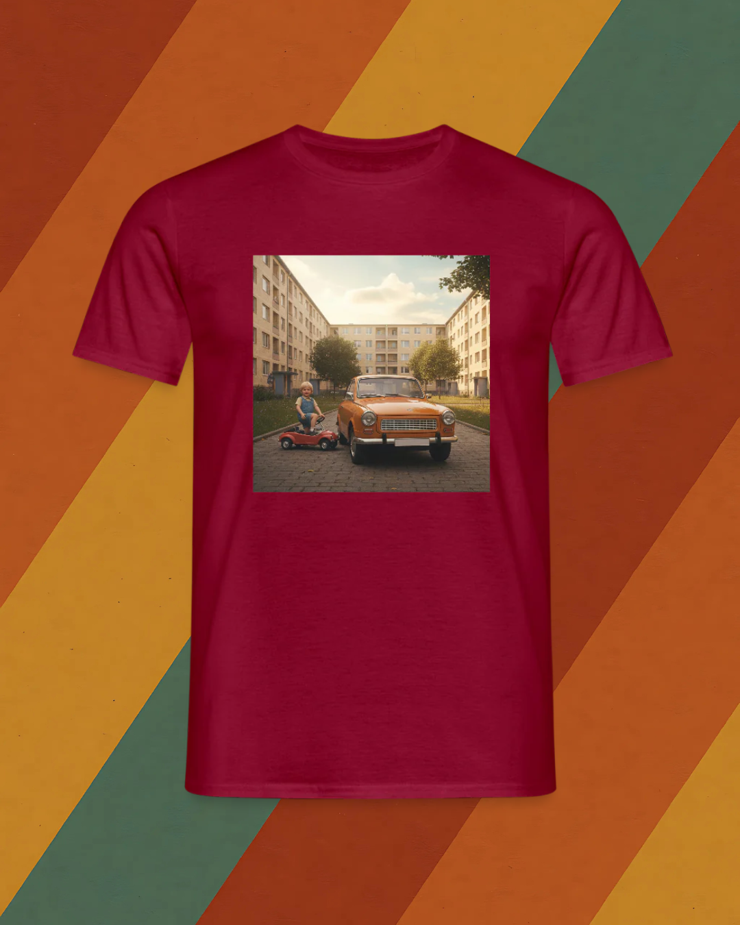 DDR T-Shirt – Junge mit Tretauto neben Trabi im Plattenbauhof