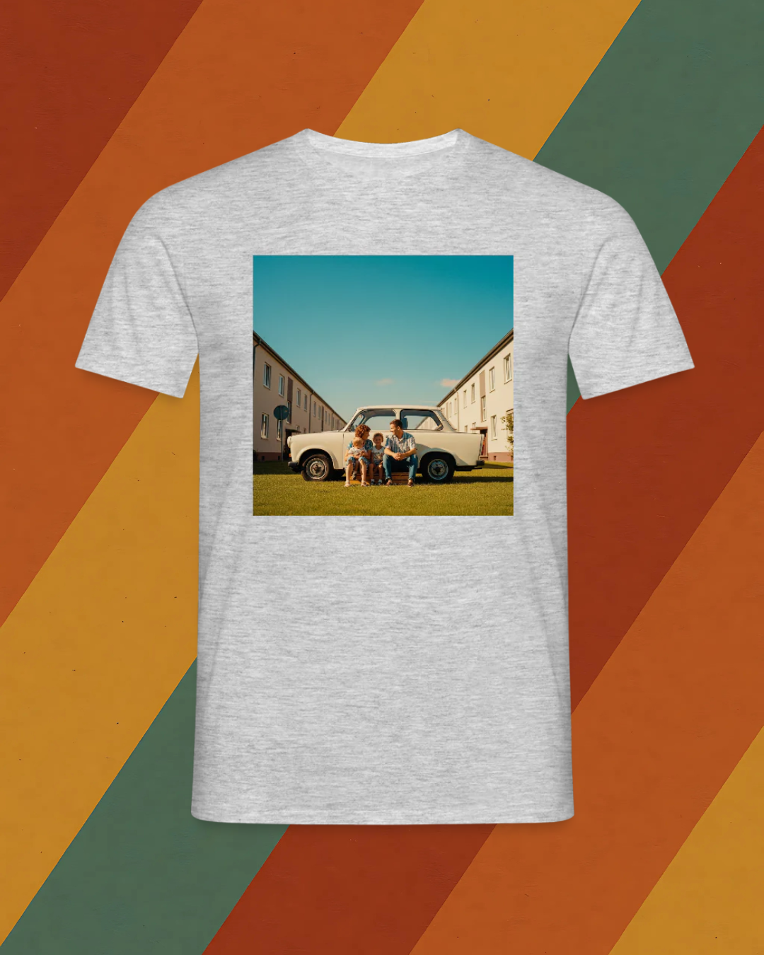 DDR T-Shirt – Familie vor weißem Trabi im Reihenhausviertel
