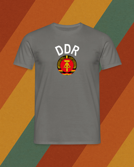 DDR Herren T-Shirt mit Staatswappen – Ostdeutscher Stolz auf Stoff