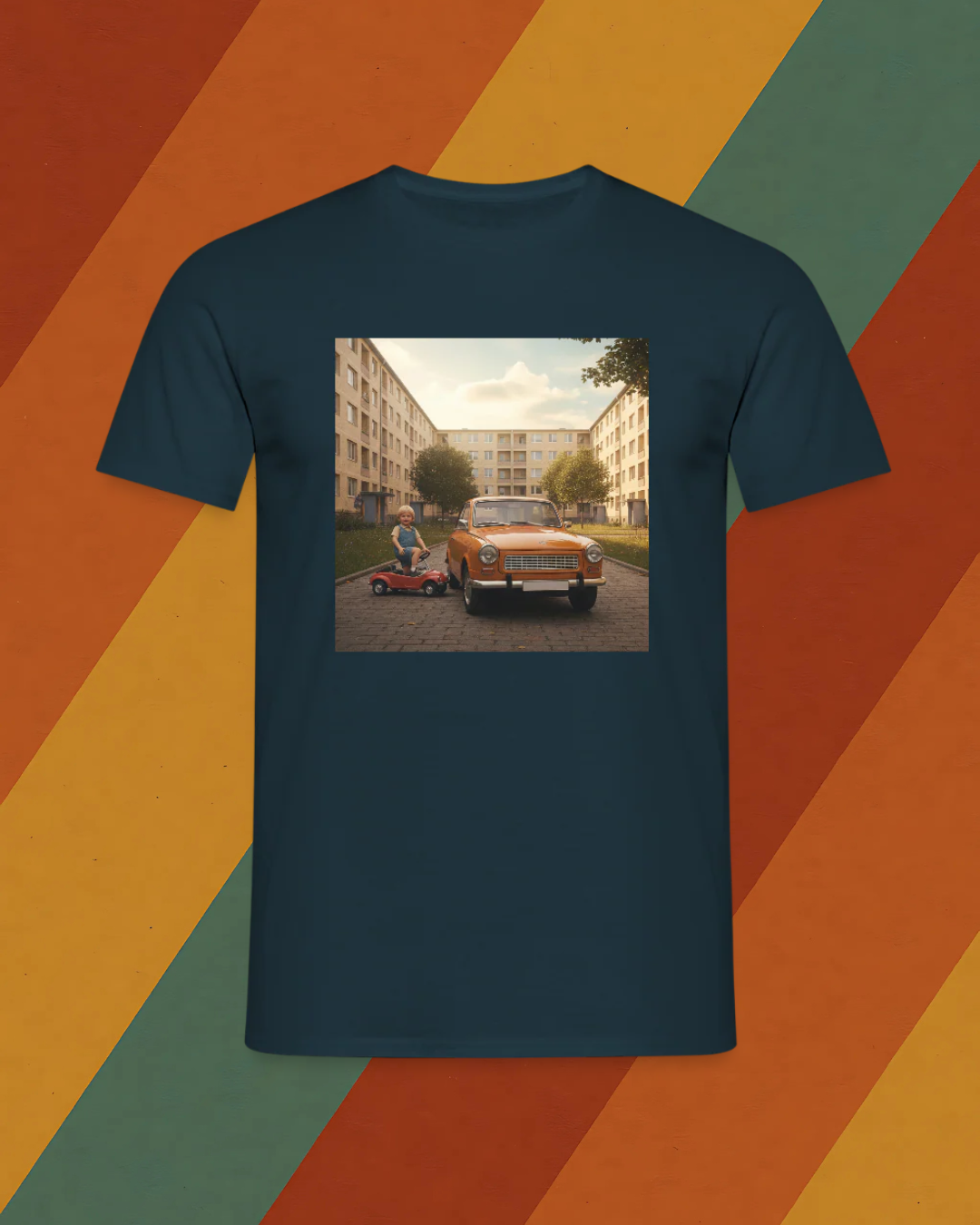 DDR T-Shirt – Junge mit Tretauto neben Trabi im Plattenbauhof